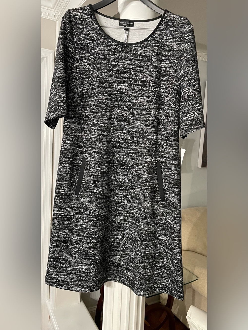 Connected Apparel women’s size 14 black and white short sleeve knit design.